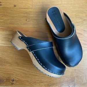 BJORK Black Leather Clogs. Size 36 (US 6)
